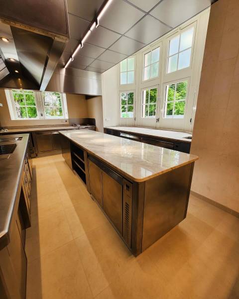 Installation de matériel de cuisine professionnelle au sein du Chateau de Chanteloup près de la ville de Cognac