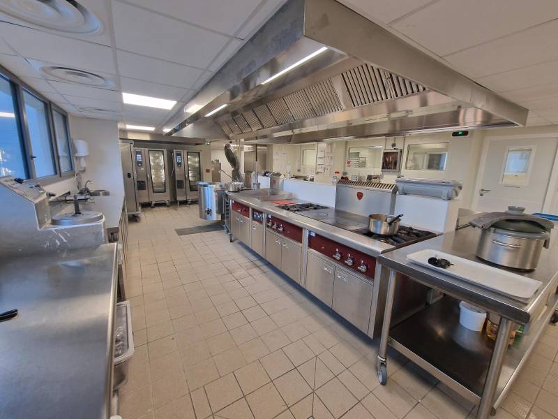 Espace cuisson fourneaux adossés pour cuisine collective